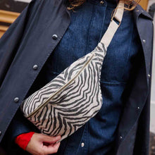 Charger l'image dans la galerie, Sac banane zebrou beige
