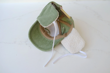 Charger l'image dans la galerie, Casquette velours Green cocooning Sherpa avec cache-oreilles
