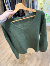 Charger l'image dans la galerie, Pullover Col V en Baby Alpaga - Kaki