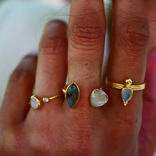 Charger l'image dans la galerie, Bague réglable Veda - Labradorite et pierre de Lune