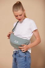 Charger l'image dans la galerie, Sac banane demi-lune Andrea - Sauge