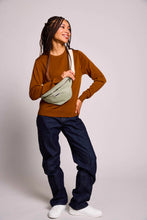 Charger l'image dans la galerie, Sac banane Olivia - Vert argile