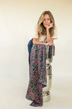 Charger l'image dans la galerie, Grand foulard Latika - Coeur navy forest