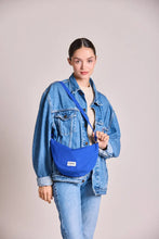 Charger l'image dans la galerie, Sac banane demi-lune Andrea - Bleu électrique