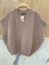 Charger l'image dans la galerie, Pull sans manche Col V mohair - Taupe
