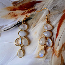 Charger l'image dans la galerie, Boucles Mayra - Rainbow Moonstone
