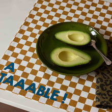 Charger l'image dans la galerie, Serviette Joséphine damier caramel - A taaable!
