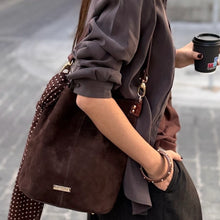 Charger l'image dans la galerie, Sac bombonera Julieta en cuir suède chocolat

