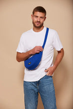 Charger l'image dans la galerie, Sac banane demi-lune Andrea - Bleu électrique
