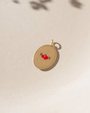 Charger l&#39;image dans la galerie, Médailles Fée Marraine, Mama Love et Mamie Love - dorées à l&#39;or fin 24 carats et émail
