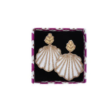 Charger l&#39;image dans la galerie, Boucles d&#39;oreilles en perles coquillage doré
