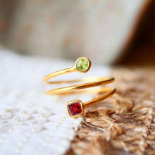 Charger l'image dans la galerie, Bague réglable Pushpa - Grenat et péridot
