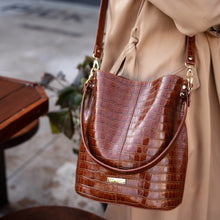Charger l'image dans la galerie, Sac seau Julieta en cuir noisette
