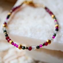 Charger l'image dans la galerie, Bracelet Oorja - Grenat, Séraphinite, Rubellite, Labradorite
