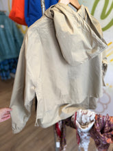 Charger l'image dans la galerie, Veste courte à capuche avec poches - Beige
