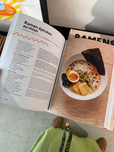 Charger l'image dans la galerie, Livre de recettes - Ramens, nouilles et gyozas
