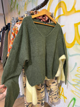 Charger l'image dans la galerie, Pullover Col V en Baby Alpaga - Kaki
