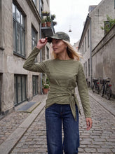 Charger l'image dans la galerie, Tee-shirt Sophie avec écharpe - Vert olive
