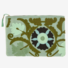 Charger l&#39;image dans la galerie, Pochette d&#39;ipad brodée vert menthe
