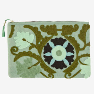 Pochette d'ipad brodée vert menthe