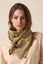 Charger l'image dans la galerie, Big foulard Latika - Coeur tapenade mimosa
