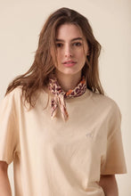 Charger l'image dans la galerie, Small foulard Manika - Coeur flamingo
