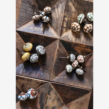 Charger l&#39;image dans la galerie, Poignée de meuble peinte à la main
