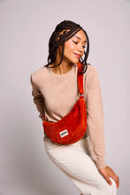Charger l'image dans la galerie, Sac banane demi-lune Andrea - Velours brique

