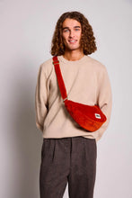 Charger l'image dans la galerie, Sac banane demi-lune Andrea - Velours brique
