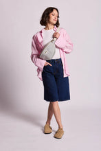 Charger l'image dans la galerie, Sac banane Olivia - Rayures bleues
