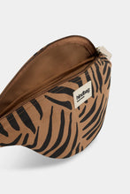 Charger l'image dans la galerie, Sac banane Olivia - Zèbre cannelle
