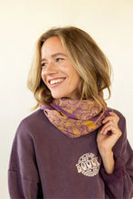 Charger l&#39;image dans la galerie, Grand foulard Latika - Fireworks cassis
