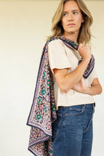 Charger l'image dans la galerie, Grand foulard Latika - Coeur navy forest
