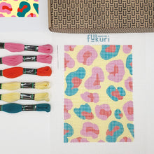 Charger l'image dans la galerie, Kit broderie DIY - Léopard multicolore
