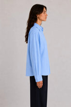 Charger l'image dans la galerie, Chemise à col classique avec fermeture asymétrique
