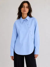 Charger l'image dans la galerie, Chemise à col classique avec fermeture asymétrique
