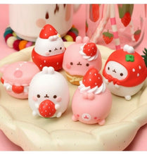 Charger l&#39;image dans la galerie, Figurine Aléatoire Molang fraise Boîte Surprise
