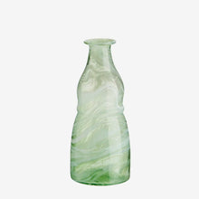 Charger l&#39;image dans la galerie, Petit vase vert en verre recyclé
