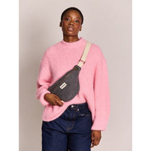 Charger l'image dans la galerie, Sac banane olivia - Denim gris foncé
