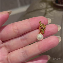 Charger et lire la vidéo dans la visionneuse de la Galerie, Boucles d'oreilles sculpture avec perle
