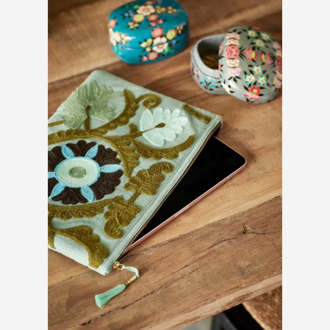 Pochette d'ipad brodée vert menthe