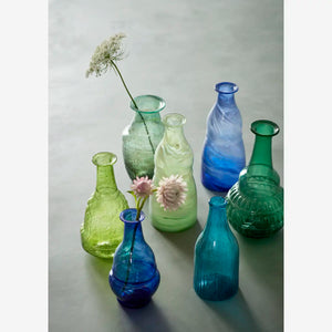 Petit vase bleu en verre recyclé
