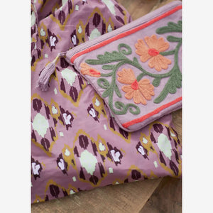 Pochette brodée lilas