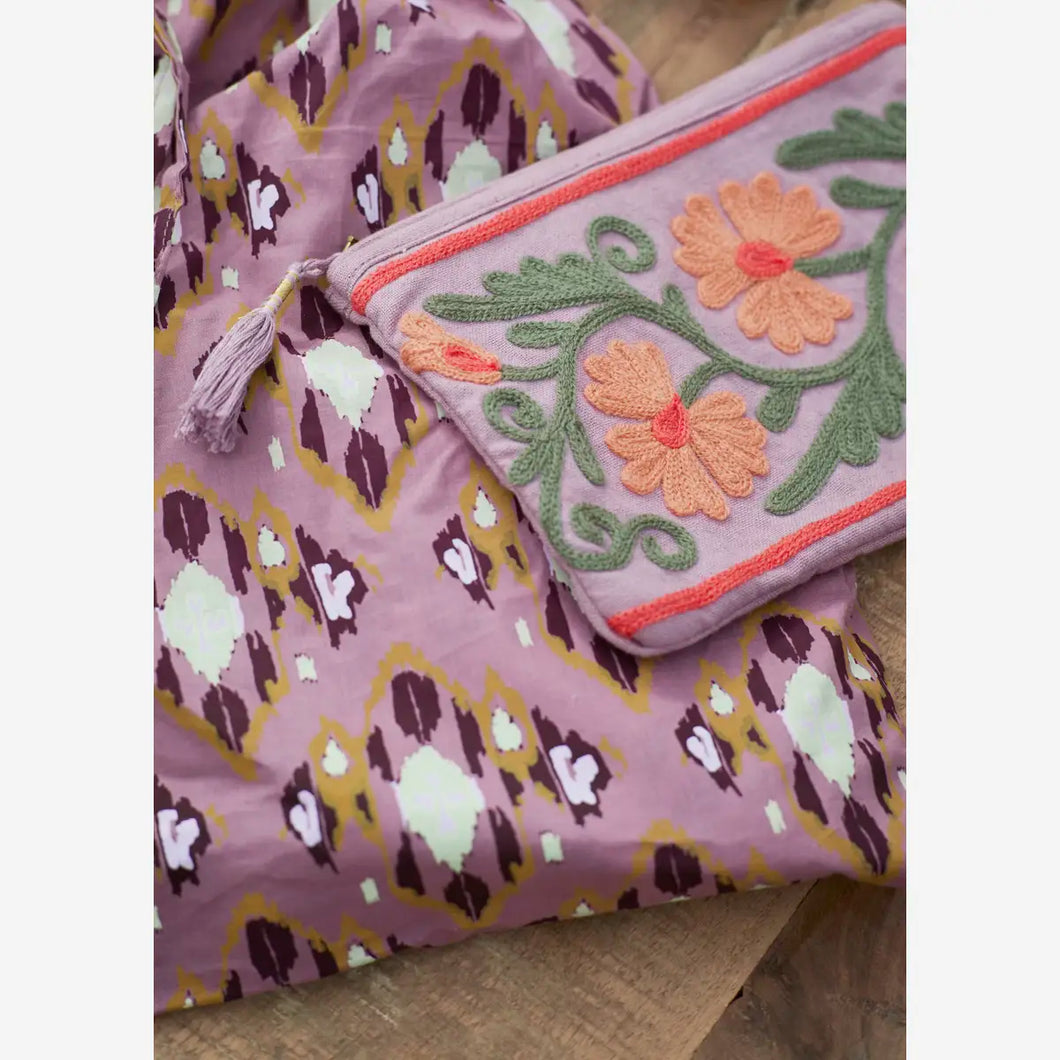 Pochette brodée lilas