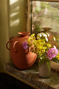 Vase en terracotta avec anses